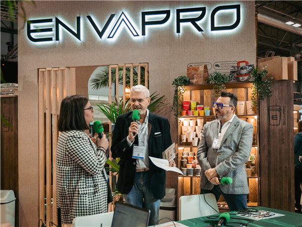 Broadcast of the 'Más de Uno' program, Onda Cero Madrid Sur